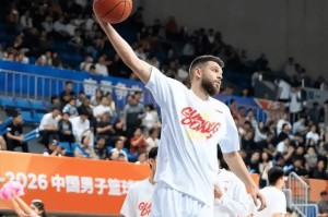 星空体育下载-19投狂砍32分16板！广东救火大外援首秀大放异彩，杜锋验货成功