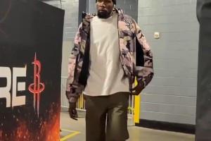 星空体育app下载-此前三连败！杜兰特潇洒入场 头戴時髦毛帽&amp;身穿撞色拉链夹克敞怀