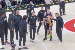 星空体育在线网页版-太阳记者：为减少膝盖压力，布克赛后拄拐离开更衣室