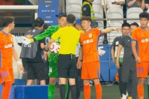 不解判罚！下半场开始前，王彤与王大雷仍向麦麦提江投诉此前手球