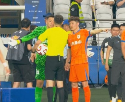不解判罚！下半场开始前，王彤与王大雷仍向麦麦提江投诉此前手球